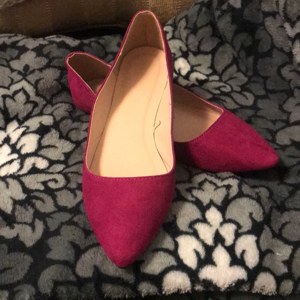 Magenta faux suede pointed toed flats